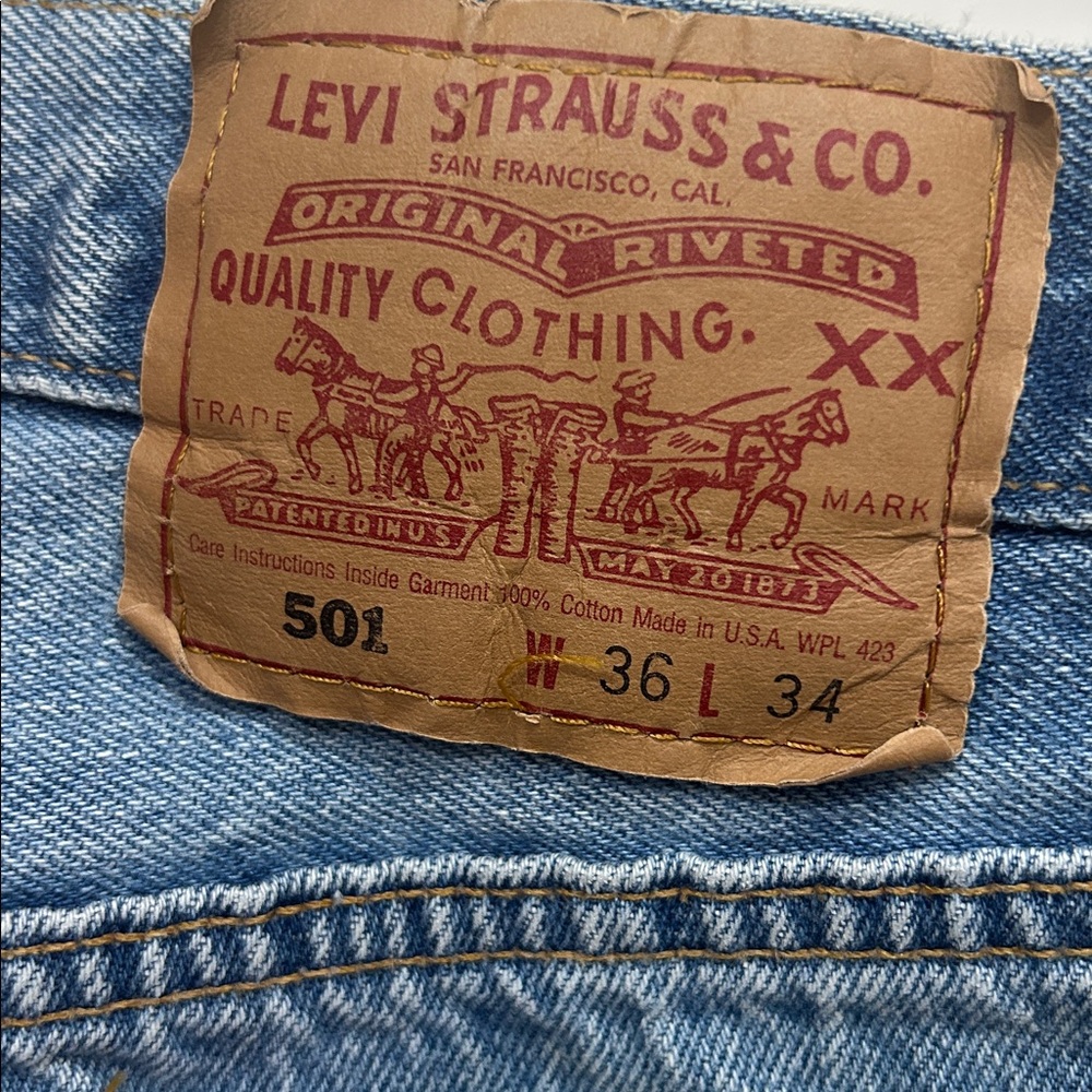 Levi's Classic Blue 501 button fly Jeans 36/24 men pre owned - see pics